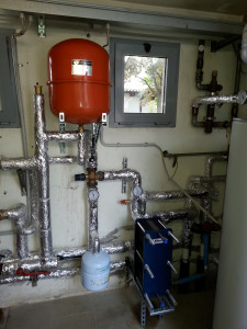 Impianto di teleriscaldamento per la produzione di acqua calda sanitaria collegato a una centrale a biomasse (cippato)